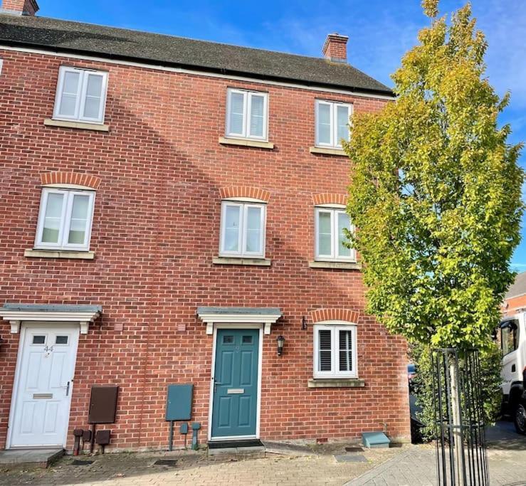 5 Bed House In Gloucester Hucclecote Exterior photo